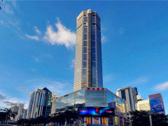 深圳赛格广场大厦楼顶塔吊安装完毕，正进行桅杆拆除准备工作